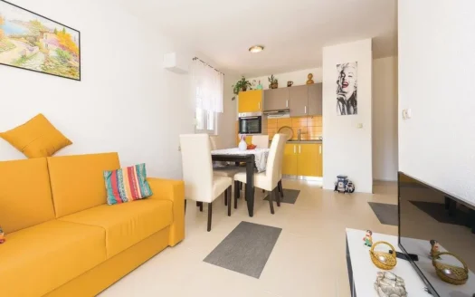 Schönes Haus mit vier Wohnungen, Grebaštica