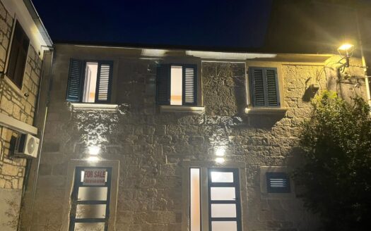 Schönes Haus mit drei Wohnungen, Insel Korčula, Žrnovo