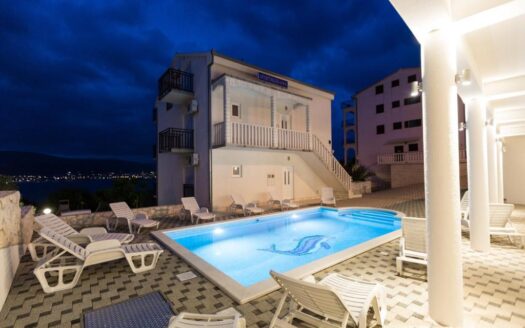 Schönes Haus mit sieben Wohnungen, Okrug Donji