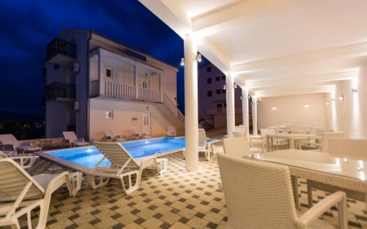 Schönes Haus mit sieben Wohnungen, Okrug Donji