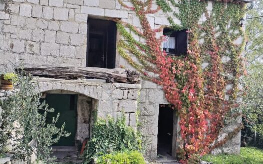 Familiäres Steinhaus mit Tradition – Ruhe und Authentizität, nahe Imotski (zu verkaufen)