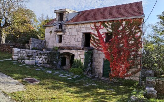 Familiäres Steinhaus mit Tradition – Ruhe und Authentizität, nahe Imotski (zu verkaufen)