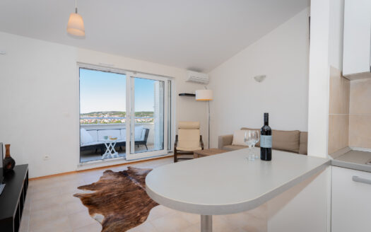 Geräumige Wohnung mit Meerblick in Rogoznica – zu vermieten