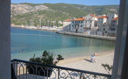 Komiża – tradycyjny kamienny dom nad morzem